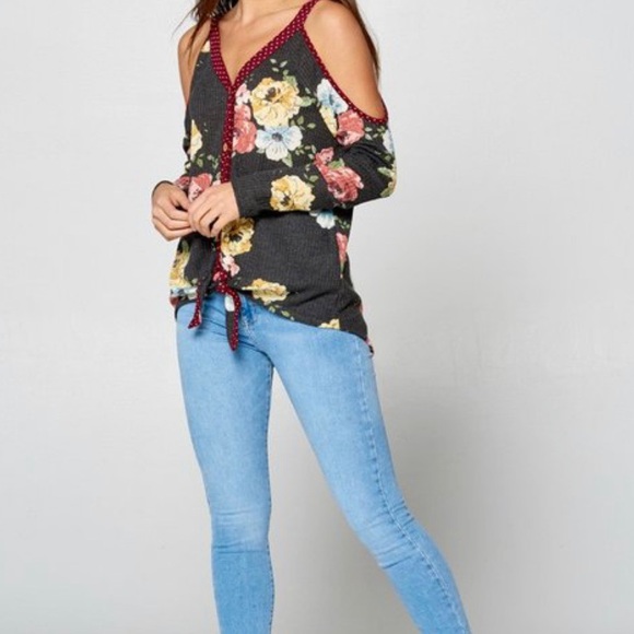The Jessa Top- black floral cold shoulder - Picture 4 of 9